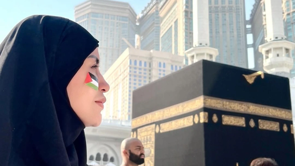 Violentina Kaif dengan simbol bendera Palestina saat melaksanakan umrah. [Instagram @violentina.kaif]